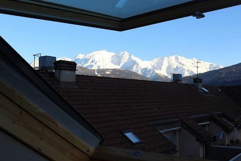 Bienvenue dans ce bel appartement duplex de 68,61 m2 loi Carrez et 22,88 m2 Hors Carrez situé au 3 ème et dernier étage avec ascenseur d'une résidence en plein centre ville offrant une vue à couper le souffle sur les majestueuses Aiguilles de Warens ...