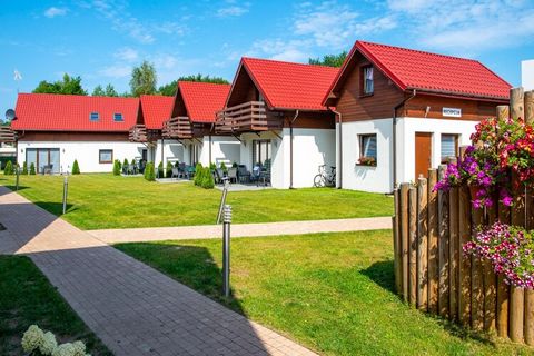 Un centre de loisirs familial avec piscine, dans un quartier calme, à côté d'un grand parc aquatique. A 10 minutes à pied de la plage du bord de mer. La confortable maison de vacances sur deux étages convient à un séjour confortable de 7 personnes. A...