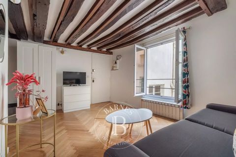 Magnificent renovated studio apartment offering a surface area of 18.82m² (194 sq ft) under the Carrez Law on the 4th floor without lift access, in the heart of the Sainte-Avoye district. It comprises a bright living room, an equipped open kitchen, a...