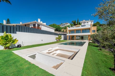 Deze uitzonderlijke villa met 5 slaapkamers en 5 badkamers is de belichaming van moderne elegantie, ontworpen voor ultiem comfort en stijl. De robuuste fundering is gemaakt van gewapend beton en zorgt voor langdurige duurzaamheid, terwijl de structuu...