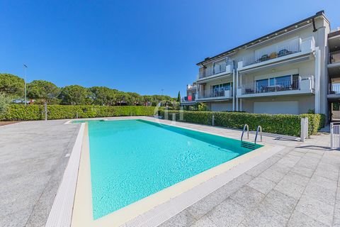 A Sirmione, a breve distanza dalla suggestiva spiaggia Brema, proponiamo ampio TRILOCALE CON TERRAZZA al piano primo in residence con piscina. L'appartamento, accessibile tramite ascensore, vanta un luminoso soggiorno con cucina a vista, arricchito d...