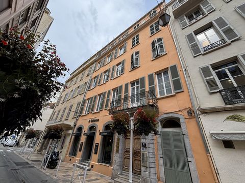 TOULON CENTRE free zone - type 1 apartment of about 38m2 on the 3rd floor with elevator of a very well kept building, comprising a very large main room with kitchen area and mezzanine, a bathroom with toilet - south facing / bright apartment Features...