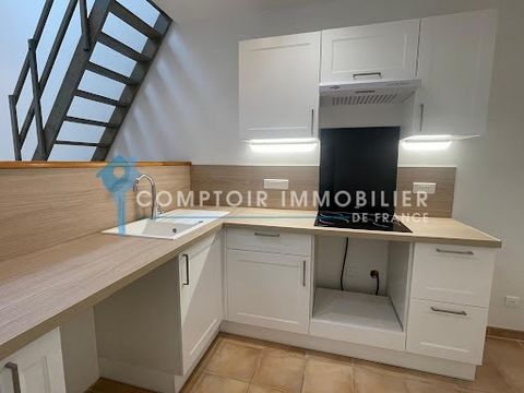 En exclusivité, dans un quartier agréable de Vauvert, à quelques pas du centre ville, ce 2 pièces en duplex, spacieux et ensoleillé, bénéficie d'une belle hauteur sous plafond. Il sera idéal pour un 1er achat. Très belle cuisine neuve. Vous pourrez s...