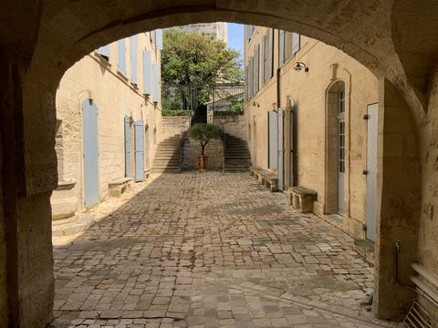 Uzès centre historique, l'agence Sindy Micots immobilier vous propose dans une résidence sécurisée avec jardin aux pieds des commerces, un studio en rez de chaussée, traversant de 28 m2. Belle hauteur sous pladond, rénovation de qualité. Une cave en ...