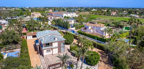 Bienvenido a este espacioso chalet con una ubicación privilegiada en Elche. La propiedad cuenta con 2 plantas y sótano, con un total de 5 dormitorios y 3 baños. En la planta baja encontrará un recibidor, un amplio salón, cocina-comedor, una sala de e...