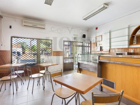 Loja com 80m2 e jardim de 46m2, situada numa via de passagem frequente aos residentes da Charneca da Caparica, em condições de iniciar o seu funcionamento, é composta por 2 salas, cozinha funcional, e dispensa. Destinada a restauração, tem um logrado...