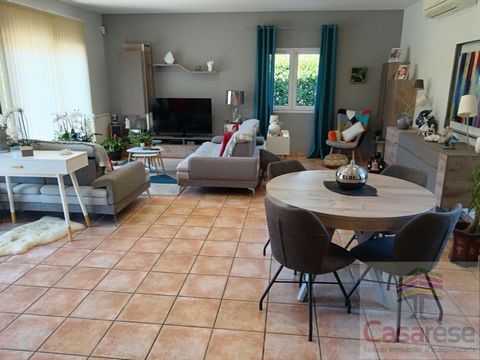 Maison familiale avec piscine, grand garage, combles aménageables et jardin paysager à Nivolas-Vermelle