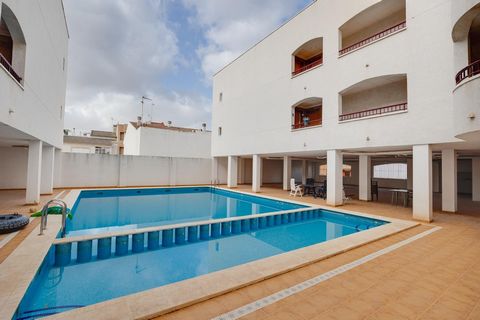Apartamento en venta de 3 dorm. en San Fulgencio(Alicante)~ ~La vivienda se encuentra totalmente renovada, consta de 3 dormitorios con armarios empotrados y 2 baños, cocina independiente, salón con balcón. ~~El residencial cuenta con piscina comunita...