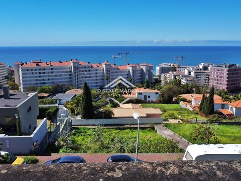 Il s'agit d'un terrain urbain à vendre, destiné à la construction de logements et inséré dans un lotissement présentant également ces caractéristiques. Situé dans le quartier d'Amparo/Ajuda, privilégié et noble avec vue sur la mer et le Cabo Girão, e...