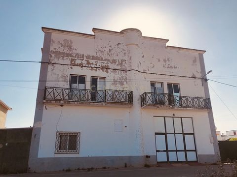 Situado a poucos minutos do mar, na encantadora vila da Luz de Tavira, este imóvel com 420 m² de área construída (2 pisos de 210 m² cada) representa uma oportunidade rara para fins comerciais ou para um projeto de reabilitação habitacional. CARACTERÍ...