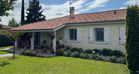 Maison de plain-pied avec jardin arboré et clos