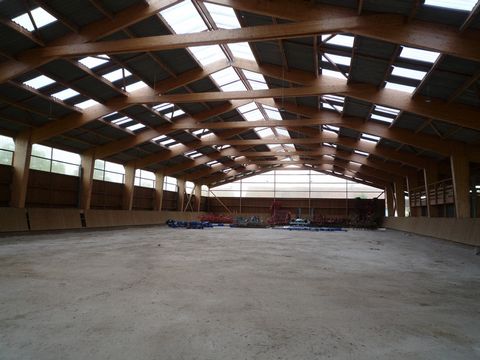 FERE EN TARDENOIS, à vendre grand bâtiment en lamellé colé de 1800 m2 (60X30) sur un terrain de 2855 m2