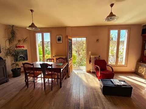 FONTENAY SOUS BOIS en limite de Vincennes, Sophie GONZALES a le plaisir de vous proposer : Une Maison familiale traversante esprit ''Maison de campagne'' de 140m2 avec un très beau jardin arboré de 320m2. Elle se compose ainsi : Rdc : double séjour a...