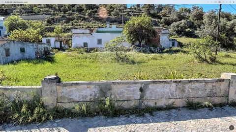 Set of Plots of Land with Ruins – Excellent Location in Loulé Excellent opportunity to acquire three plots of land (two urban and one rustic), located just 5 minutes from the center of Loulé. Features: · Urban land of 154m² with ruin of 82m² · Urban ...