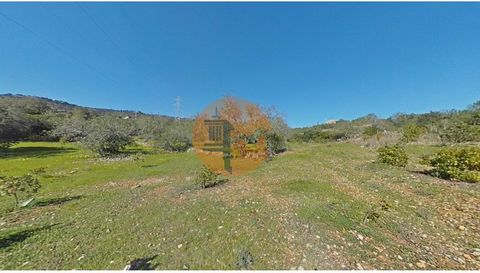 This rustic plot of land located in Alcaria Cova is a great opportunity for those looking for a peaceful place with beautiful views. The land has some flat areas and others on terraces, where there are mainly carob, strawberry and olive trees, which ...