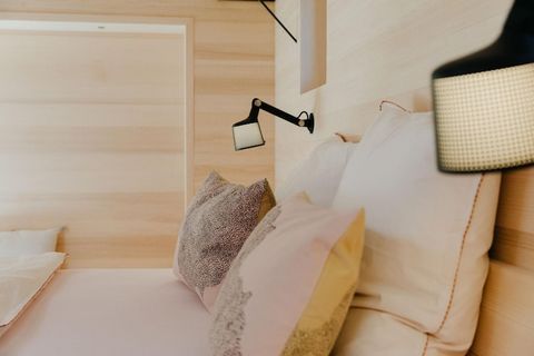 In dit prachtige chalet ervaart je een luxe en elegante sfeer, gecombineerd met de hoogste kwaliteit en verfijnde details. De faciliteiten en de schitterende omgeving zullen je verblijf tot een unieke ervaring zal maken. Ideaal voor vakanties met fam...