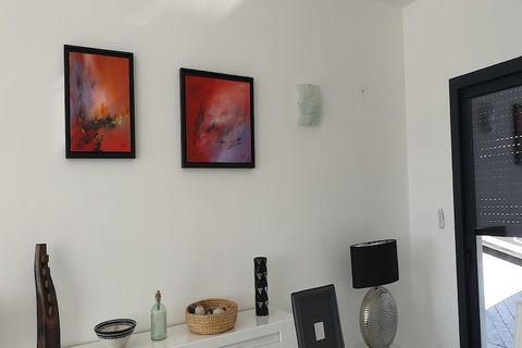 Deze moderne villa ligt boven de wijngaarden en het Massif des Maures in de verte. Het is ingericht met veel smaak en creëert een ontspannen sfeer die vraagt om ontspanning. Gelegen in Lorgues, is deze plek geschikt voor ongeveer 8 personen in 4 slaa...