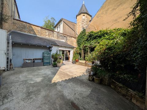 grande maison familiale lumineuse du 18 ème siècle en centre ville, avec cour jardinet garage 4 chambres 1 appartement restauré avec terrasse