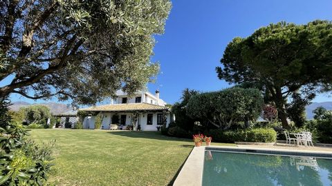 Immerse yourself in the captivating charm of this refined utterly peaceful country home, affording absolute privacy and breathtaking panoramic views, which unfold before you as far as the sea and the Sierra de Ronda. The beach, several golf courses, ...