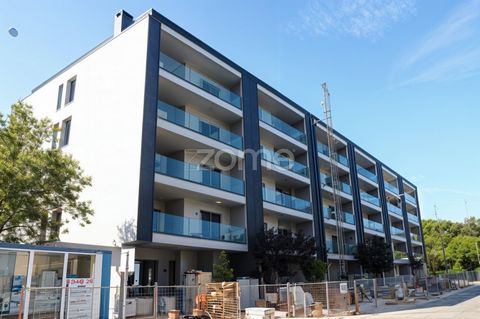 Identificação do imóvel: ZMPT573839 Fabuloso T3 com Varanda, Vista Rio e Box para 2 Carros Este magnífico T3 com varanda e vista rio destaca-se pela sua generosa área total de 181 m², distribuída de forma equilibrada para garantir conforto e funciona...