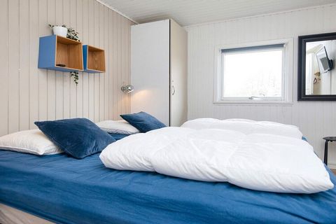 MAX 1 DOG - This cozy holiday home on Fanø with a newly renovated bathroom in 2021. The house appears bright and nice with white painted walls and ceilings as well as lovely furniture. The kitchen is in open connection with the living room, where the...