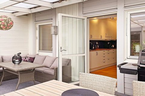 Welcome to Björklinge, just 20 km from Uppsala. In this nice house with a pool, you live comfortably and spaciously. This is a very practical year-round accommodation with five bedrooms and many beds, close to both culture, shopping and outdoor activ...