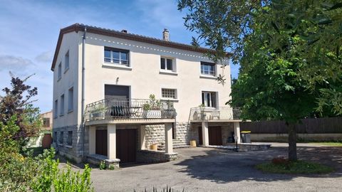 MAISON DE VILLE T6 AVEC GARAGES ET PISCINE