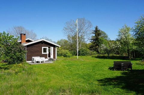 Lakeside cottage with a highly protected location in the rural part of Tyresö only 150 meters to swimming! Here you live comfortably with beautiful natural surroundings, proximity to Tyresö Castle and other pleasant excursion destinations. This is an...