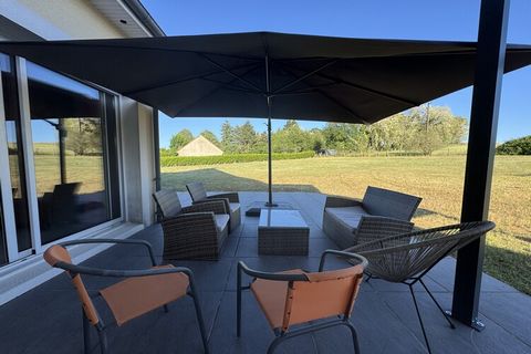 Nichée dans la paisible campagne de Montfort-le-Gesnois, à quelques minutes du Mans et de son circuit emblématique, cette spacieuse maison de 170 m² est idéale pour les grandes familles ou les groupes jusqu'à 14 personnes. Entourée de verdure, elle o...