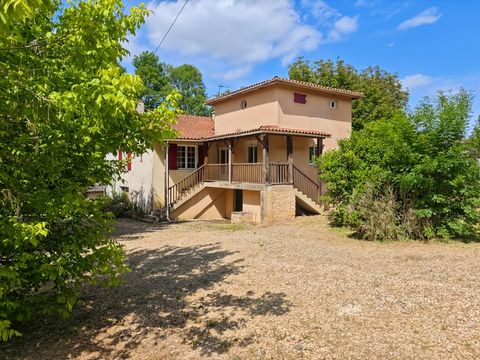 Charmante maison de 139 m² avec 4 chambres à Douville (24)