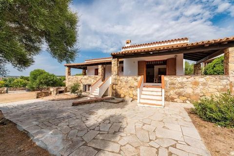 Charming home away from home in a villa with only 3 apartments, convenient to the famous Mare e Rocce beach of Pittulongu. Located on the raised ground floor, it consists of a living room with a kitchenette and a sofa, a mezzanine with two more beds,...