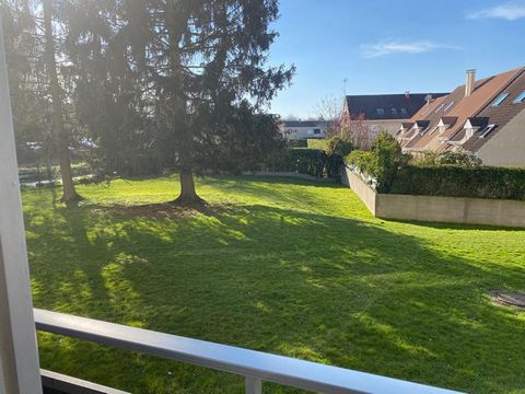 Appartement de 5 pièces traversant de 90m2. Situé au rez-de-chaussée de la résidence Claude Debussy, il est composé : d'une entrée avec placard, d'une cuisine aménagée, d'un wc séparé ,d'un séjour avec vue sur jardin, de 4 chambres dont 2 avec placar...