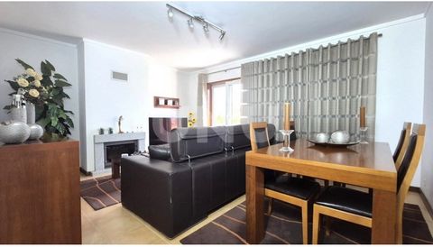 Apartamento T2 com um amplo terraço, situado no coração da Cidade de Ovar e com fácil acesso às principais rodovias A29 e A1 o que permite estar rapidamente no grande Porto ou em Aveiro. O apartamento T2, situado no 1º andar, com uma área bruta de 12...