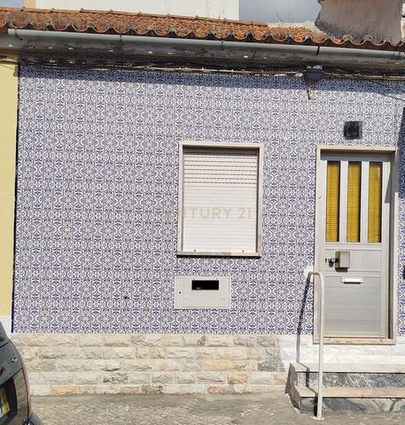 Moradia térrea, tipologia T1+1, localizada numa zona calma e tranquila. Características principais: Tipologia: T1+1, com um quarto principal e uma divisão adicional que pode ser utilizada como escritório, quarto de hóspedes ou área de lazer. Área Ext...