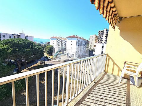 Situé Chemin de Biancarello , au 5 ème étage d'un immeuble bien entretenu, ce F3 est charmant. Lumineux et ensoleillé EST/OUEST , avec le double vitrage qui vous permet de profiter pleinenement du soleil. Prévoir quelques travaux de rafraichissement....