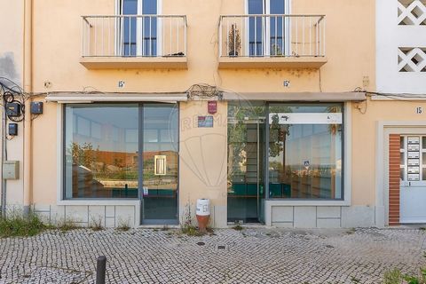 Shop with River View and Front Garden / Beato – Rua da Margem With 64m² it has an excellent location in a growing area Unique store, located on Rua da Margem, in Beato – one of the most vibrant and creative areas of Lisbon, with a strong artistic and...
