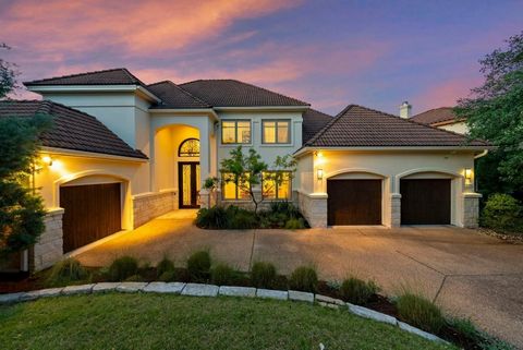 Welkom bij 7921 West Rim Dr, een uitzonderlijk op maat gemaakt huis gemaakt door de beroemde bouwer Russell Eppright Homes, genesteld in het prestigieuze Canyon Rim-gedeelte van Northwest Hills. Als je hebt gedroomd van meer ruimte, verfijning en ser...
