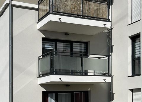 DINARD (35800) - Appartement T3, 2 chambres. Prix : 278.690 euros. Honoraires : 3,99% TTC inclus à la charge de l'acquéreur, soit 268.000 euros hors honoraires. Bel appartement T3, état neuf d'une superficie de 66,58 m2 Carrez au 1er étage d'une rési...