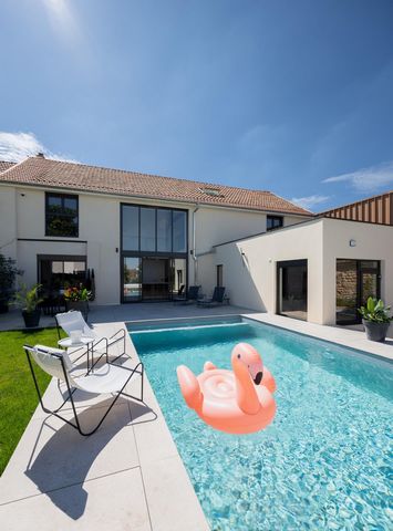 Ancienne grange rénovation moderne avec jardin, terrasses, piscine et garage – Environnement calme