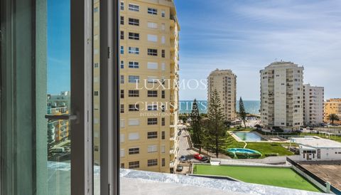 Modern and spacious 2-bedroom apartment in a residential complex in Armação de Pera, Algarve, 300 meters from the beach . Situated on the second floor, this elegant two-bedroom apartment in Lunamar has soft, neutral colors . It has a large and bright...
