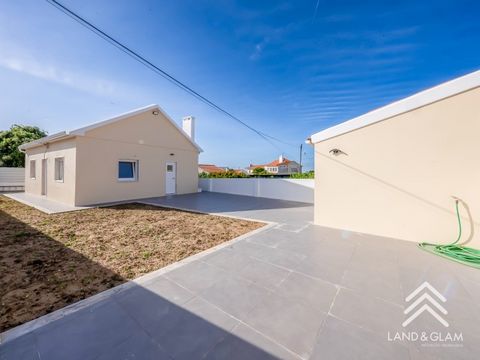 Maison T2+1 - Entièrement rénovée à Mafra. Cette villa de 2 chambres dispose également d’un grenier et d’une annexe, avec beaucoup d’intimité et une excellente exposition au soleil. Il est entièrement rénové et a été conçu pour offrir confort et fonc...