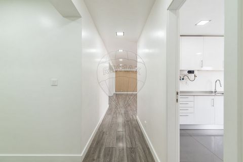 APARTAMENTO T4 / ÁREA TOTAL DE 204m² / LOGRADOURO 70m² / GARAGEM PARA 2 CARROS E UMA MOTO / ARRECADAÇÃO / EM CANEÇAS Este fantástico apartamento T4 oferece um equilíbrio perfeito entre funcionalidade, conforto e estilo. Com uma excelente exposição so...