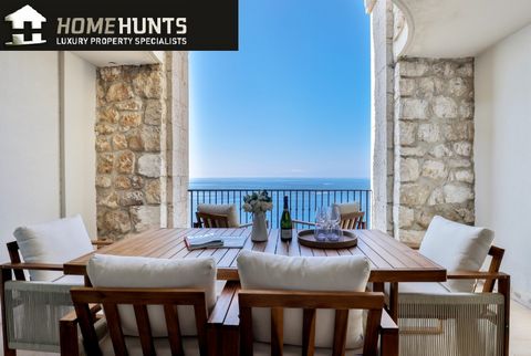 Duplex apartment, located in Cap de Nice, in an old palace transformed into luxury apartments. Close to the harbour of Nice and only 30 minutes from Monaco by car, the Palais Maeterlinck offers an exceptional quality of life. Access to the beach by a...