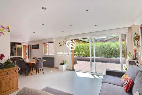 Located in a peaceful area of Les Houches, this 250 m² chalet, set on a 686 m² plot, stands out for its generous spaces and great potential. It is composed of: Basement: a spacious room with a fireplace, pantry, and cellar – ideal for creating a rela...