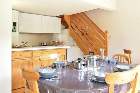 The residence Le Golf is situated in Montgenèvre, 20 m from the ski slopes and ski lifts. You will find shops at the foot of the slopes and have a nice view on the ski slopes and mountain. Surface area : about 63 m². 2nd floor. Orientation : South. L...