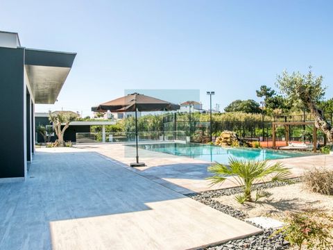 Villa de luxe avec 6 pièces à vendre à Sobreiro, située sur un terrain de 3300m2. Située dans un quartier très calme entre Mafra et Ericeira, cette maison à ses débuts est à seulement 6 km de la plage. Construite avec des matériaux et des finitions d...