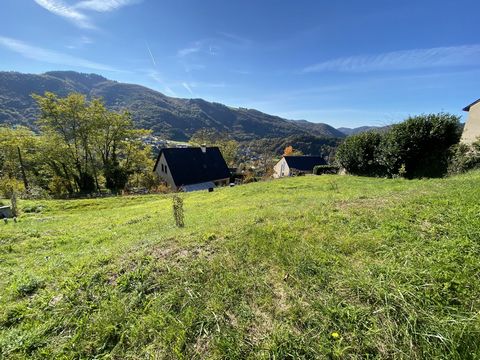 On the heights of Entraygues and 5 minutes from the city center, building land of 664 m² in a dominant position and well exposed. Water, electricity and mains drainage on the edge of the land.