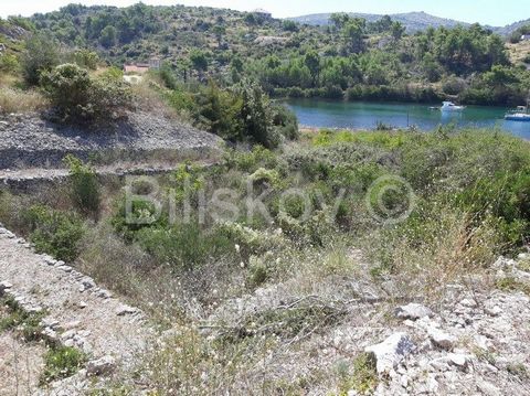 Brac, Sutivan, agricultural land 1500 m2, with a legalized house of 34 m2, second row from the sea in a small bay. The land is located a few minutes walk from the center. There is an access road to the land, water is on the land, and electricity is r...