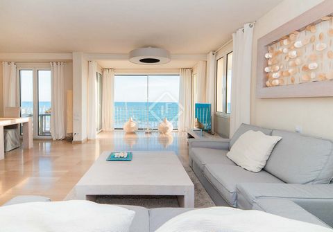 This spectacular apartment makes you feel as if you are inside the sea. Sleep with the relaxing sounds of the Mediterranean in front of the sea and watch the sunrise from the terrace. The apartment is in perfect condition, on the first line and has 1...