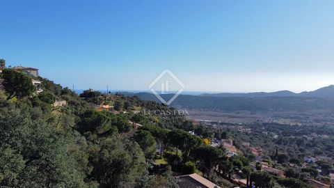 This plot is located in the residential area of Les Teules and stands out for its fantastic south orientation and its beautiful views of the mountains and the sea. It is located in Santa Cristina d'Aro, a quiet town on the Costa Brava, with the prest...